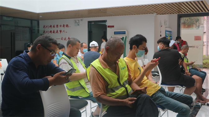 莲花二村有序开展疫苗接种 筑牢居民免疫屏障1.png