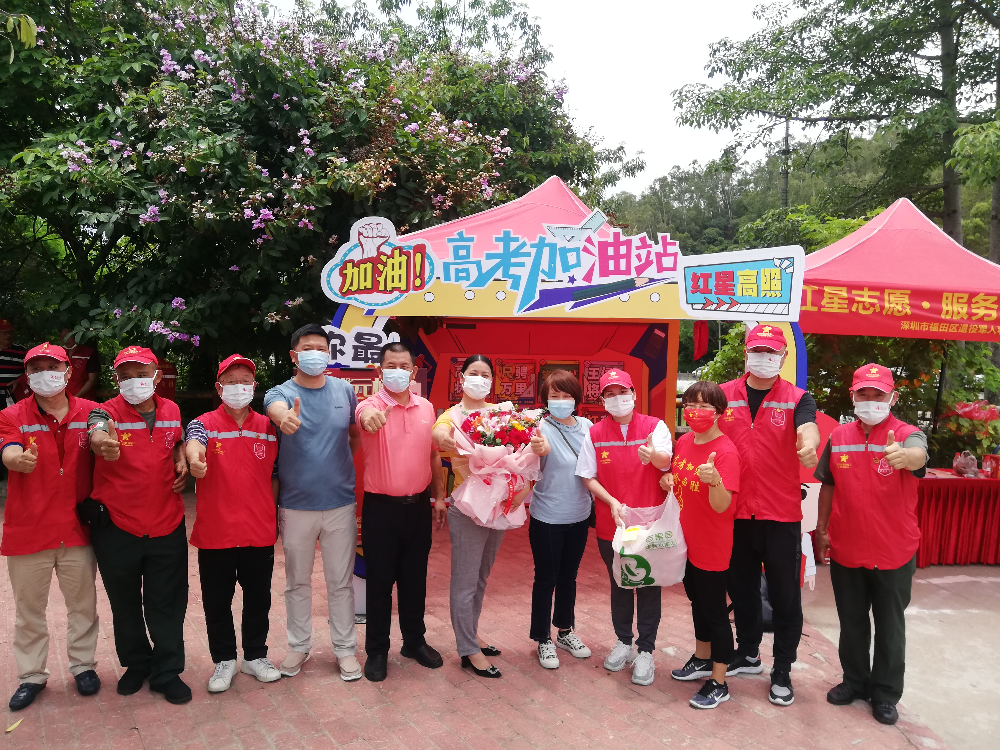 考生家长送花、送水果.jpg