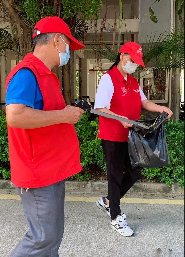 志愿者清理道路垃圾.jpg