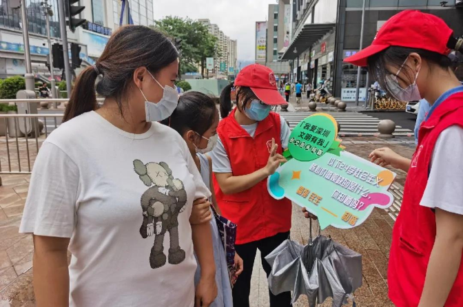 志愿者在华强北步行街展文明城市知识街头问答.jpg