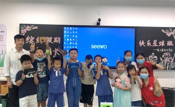 在新沙小学“快乐星球”暑托班，孩子们正在积极参加活动.jpg