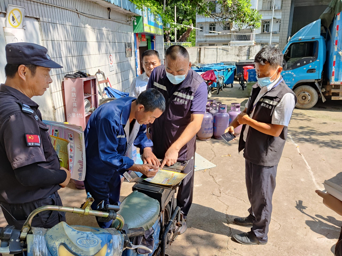 街道应急管理办到金众小区开展燃气安全检查及安全宣传.jpg