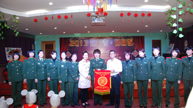 民政局与部队携手开展“抱抱孩子”活动