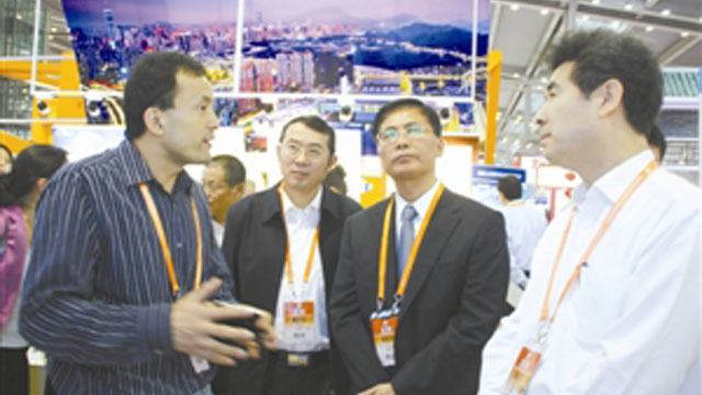 福田区领导与辖区参展企业代表交流 福田区领导与辖区参展企业代表交流