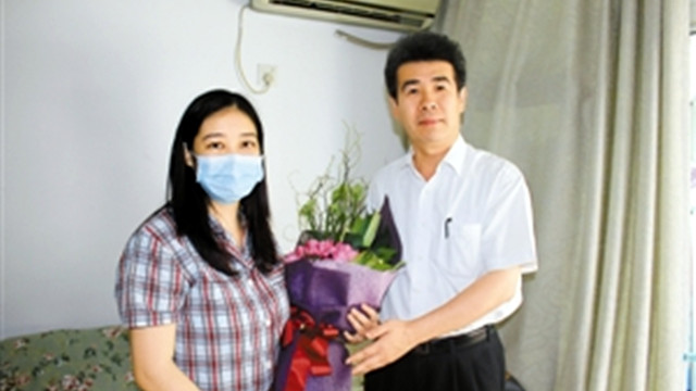 福田区领导上门慰问病休教师