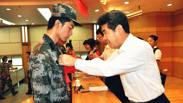 福田区欢送新兵入伍 大学生士兵占30%以上 福田区欢送新兵入伍 大学生士兵占30%以上