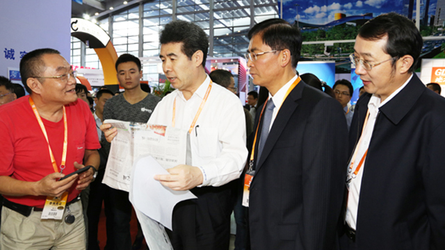 福田区委书记刘庆生、区长杨洪及区四套班子主要领导到福田区展台进行参观 福田区委书记刘庆生、区长杨洪及区四套班子主要领导到福田区展台进行参观