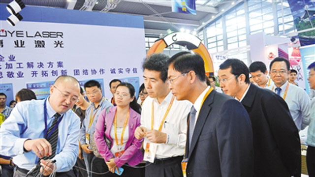 区领导参观高交会福田展区为企业加油 区领导参观高交会福田展区为企业加油