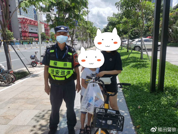 萌娃迷路求助警方 热心队员助其找家人