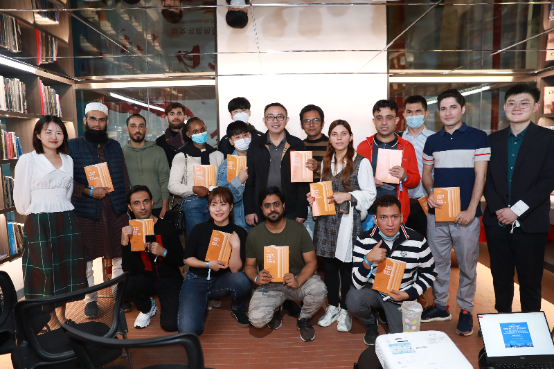 Cultural expert Yin Changlong (2nd row, 7th R) poses for a photo with participants of Saturday’s lecture at Eon Books in Shenzhen Book City CBD Store in Futian District. Photos by courtesy of the event organizer e.jpg