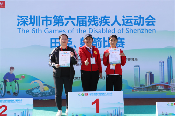 3.张鑫欣在女子100米T13级项目中获得金牌.JPG