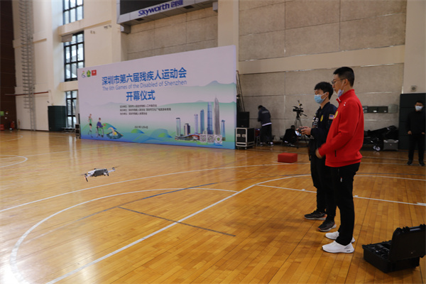 7.专业人员正在进行无人机试飞.JPG
