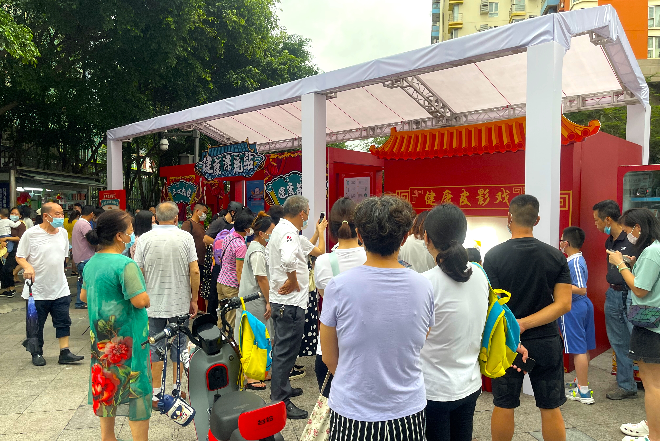 健康漂流站引来大量居民围观参与.jpg