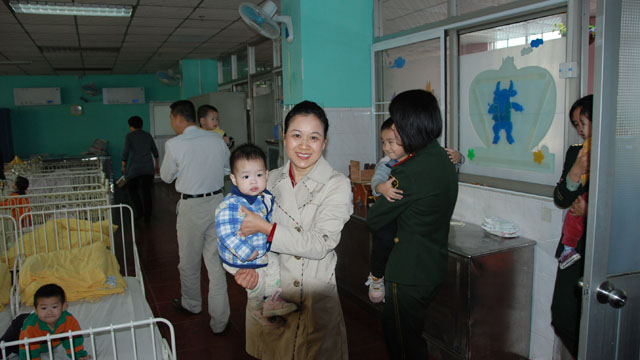 民政局与部队携手开展“抱抱孩子”活动