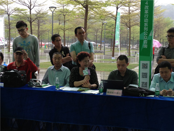 “开门问改革”“设摊”中心书城广场 与民众谈公共文化建设