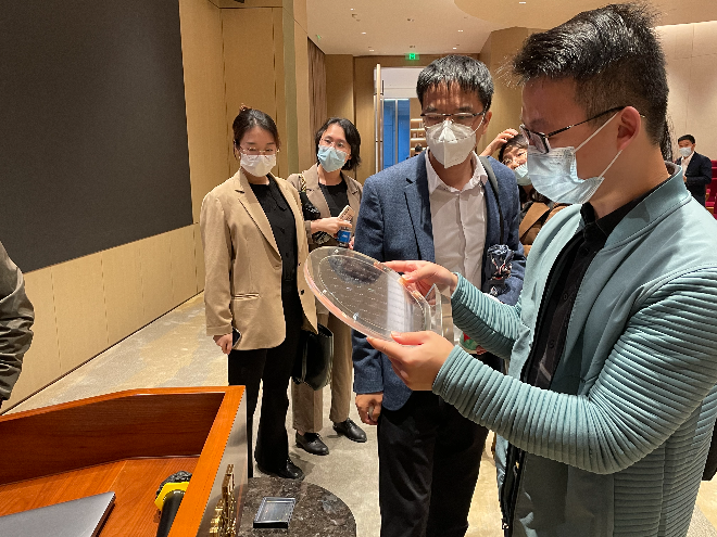 图8：学员们与刘骏秋博士热情探讨，并参观晶圆片。.jpg