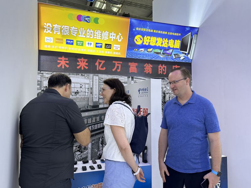 国际友人打卡第二十一届国际人才大会华强北国际化街区展位_副本.jpg