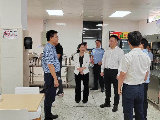 首页>福田信息>新闻动态>部门动态>6月21日,区委副书记蔡英权同志带队