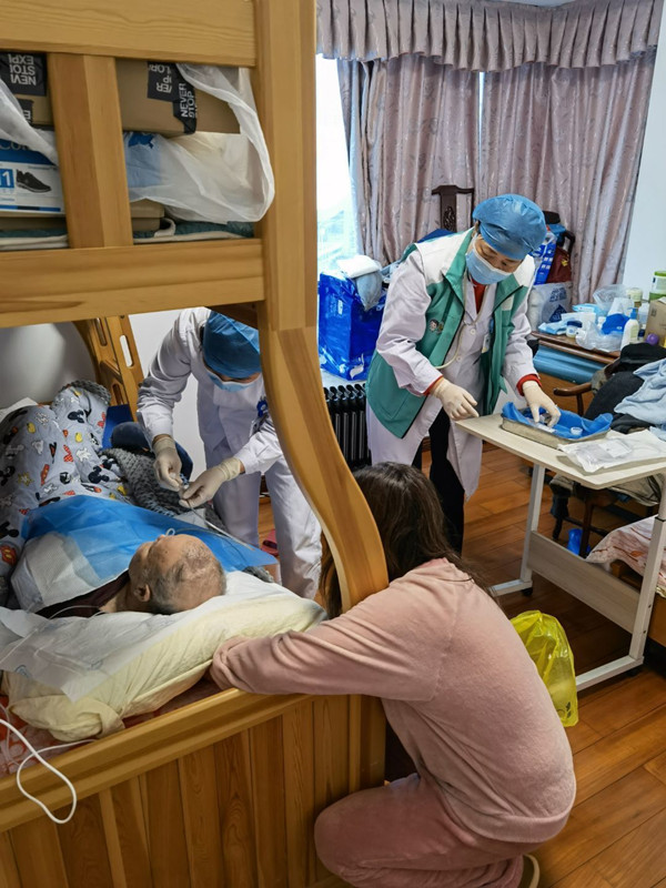 2022年2月2日福中社康医务人员为家庭病床老人胃肠解压(1).jpg