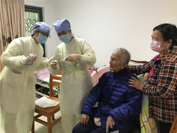 2022年为家庭病床老人更换鼻饲管(1).jpg