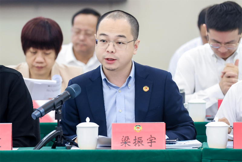 梁振宇.JPG