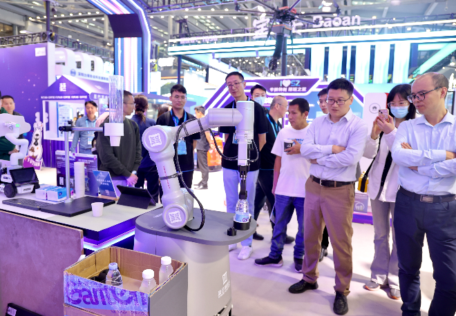 盈合智能机器人吸睛.jpg