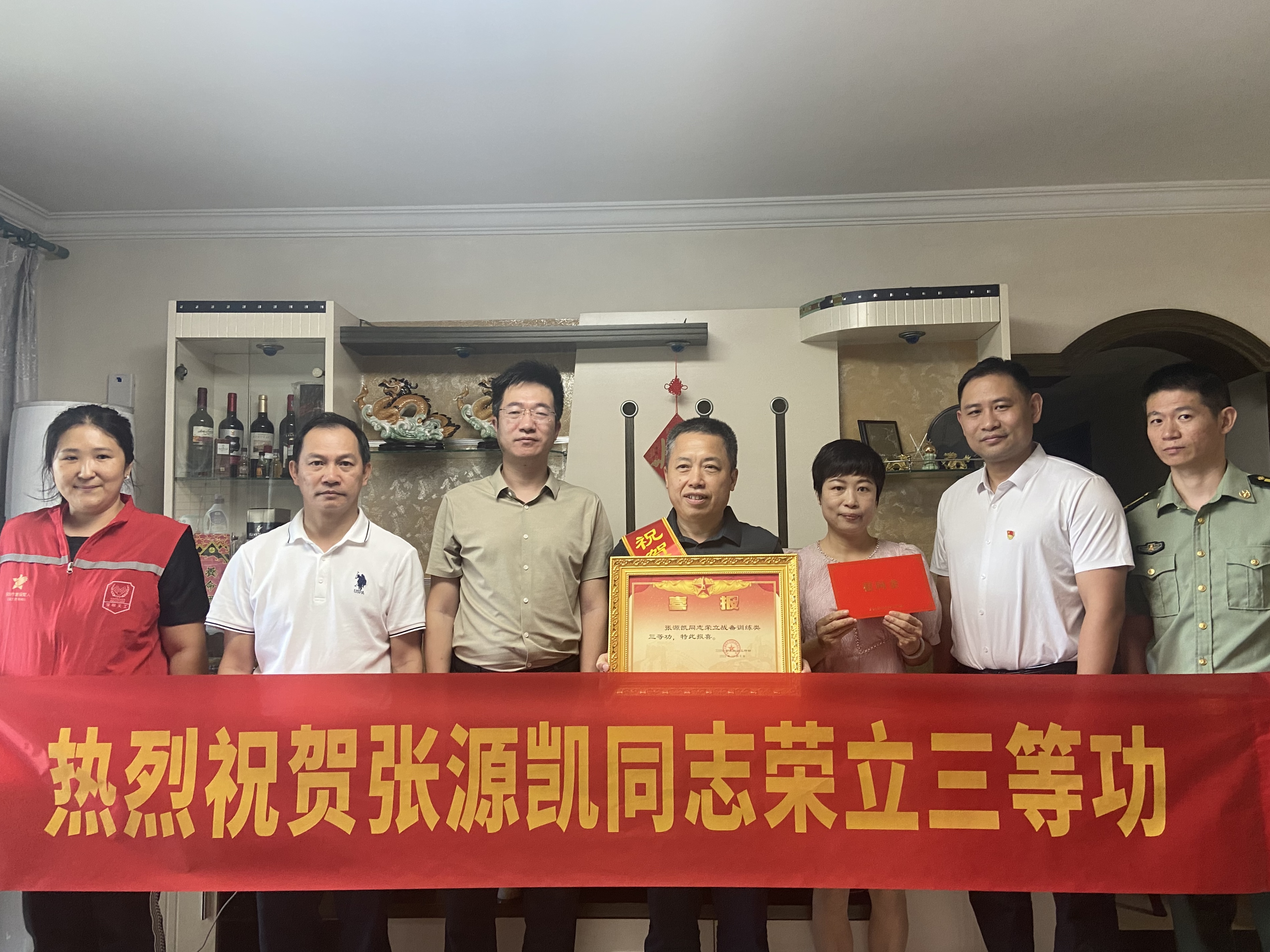 为张源凯家庭送喜报合影 .jpg