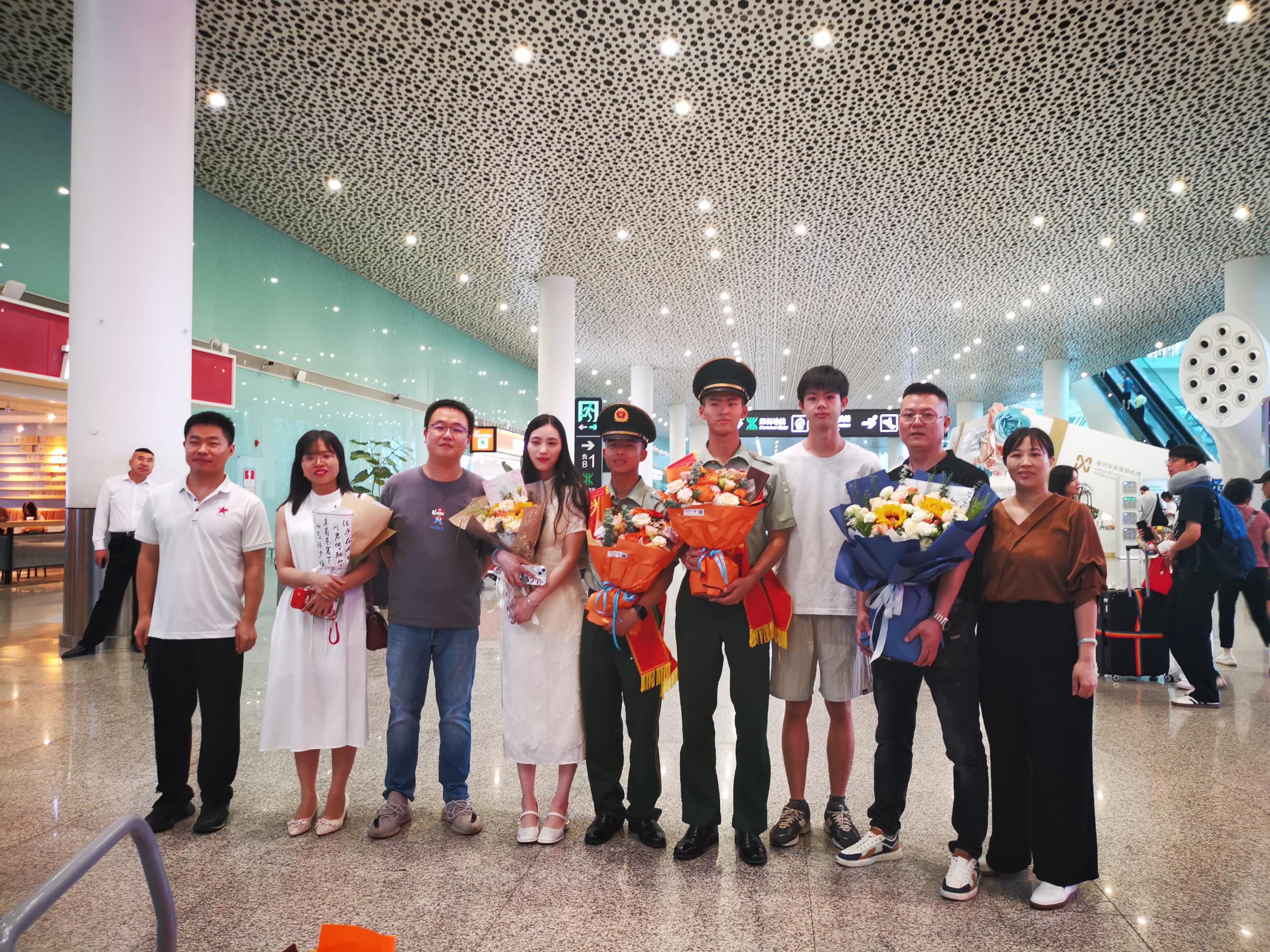 光荣退役 “戎”耀返乡4.jpg