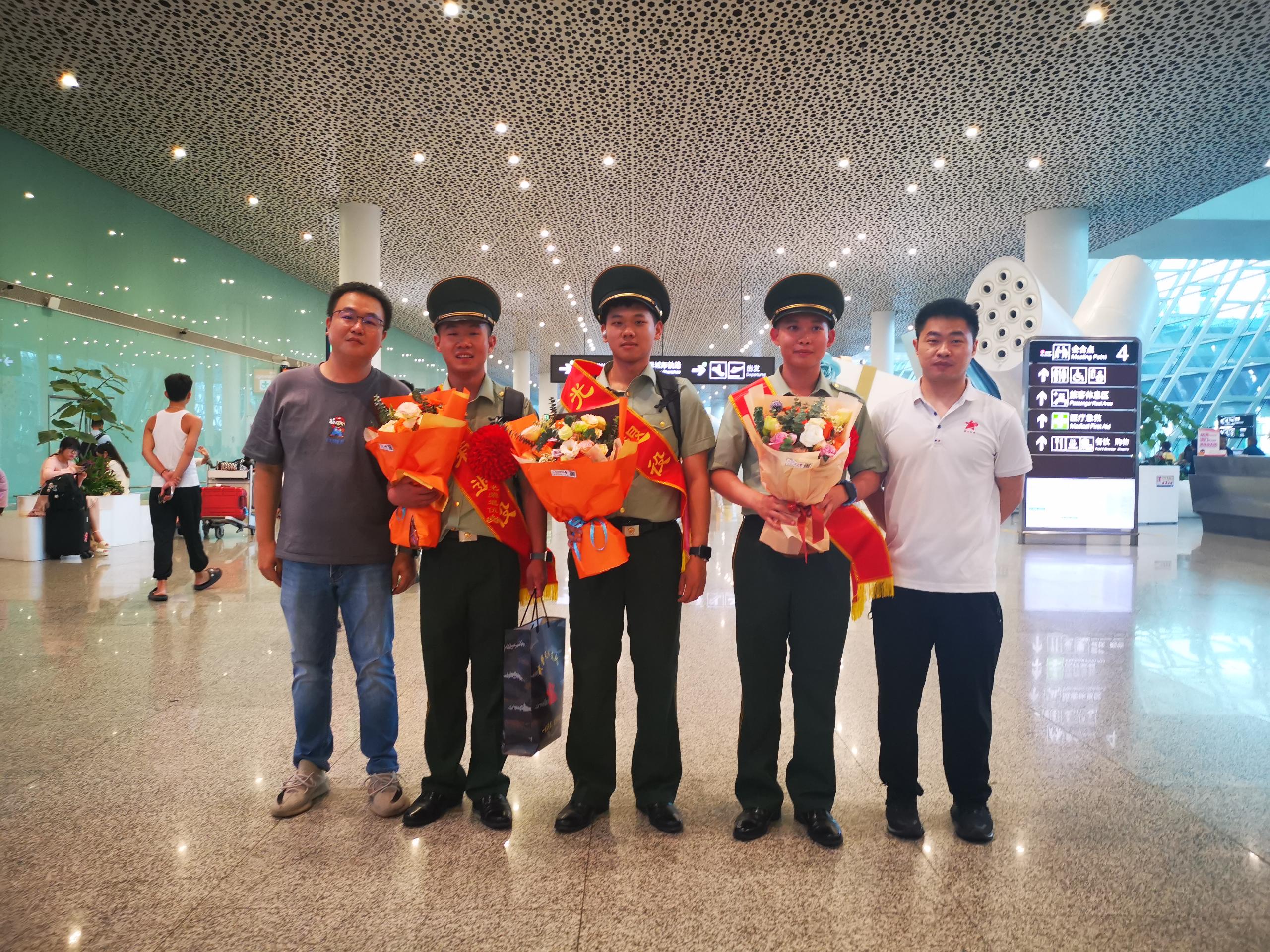 光荣退役 “戎”耀返乡3.jpg