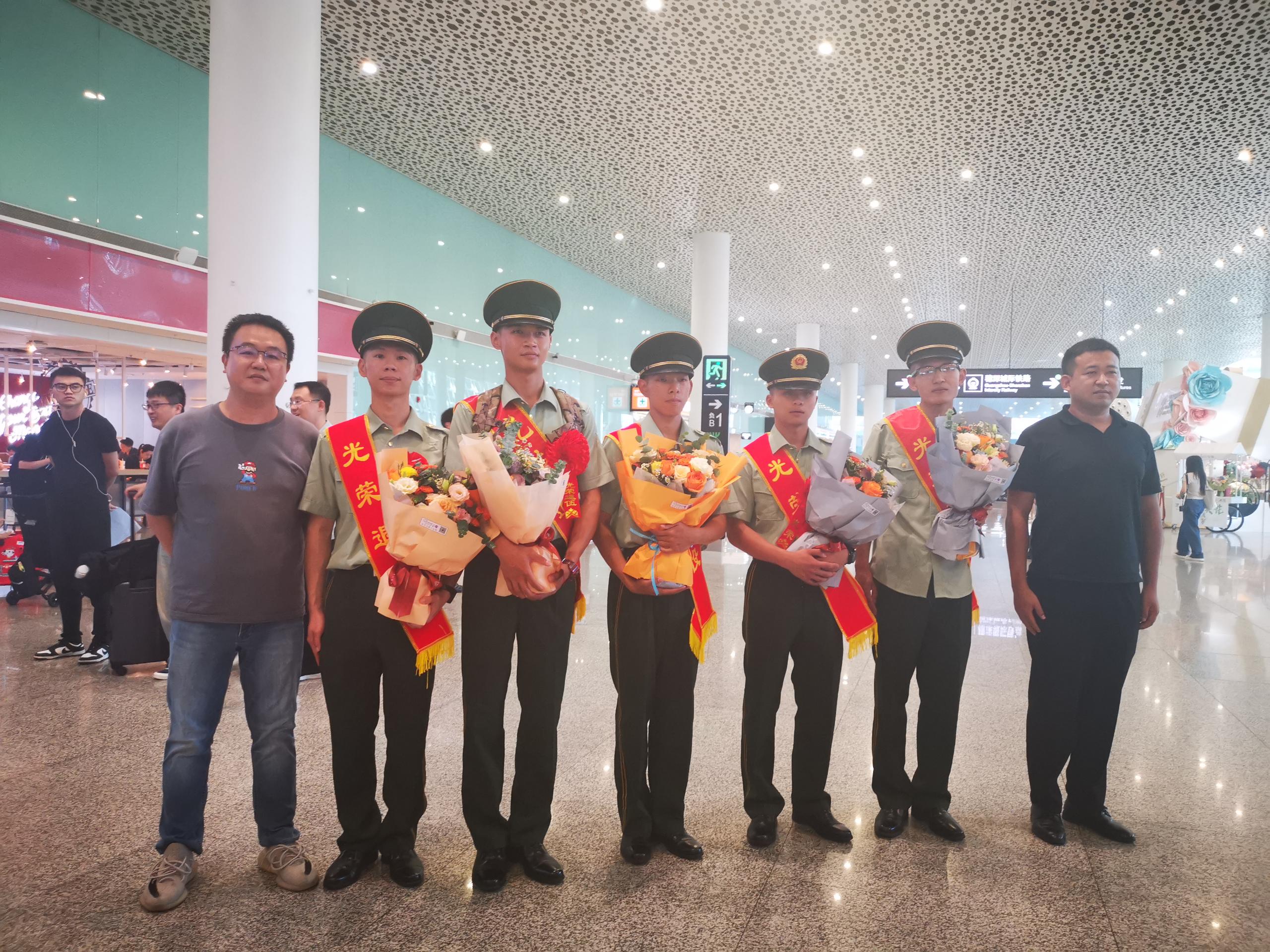 光荣退役 “戎”耀返乡2.jpg