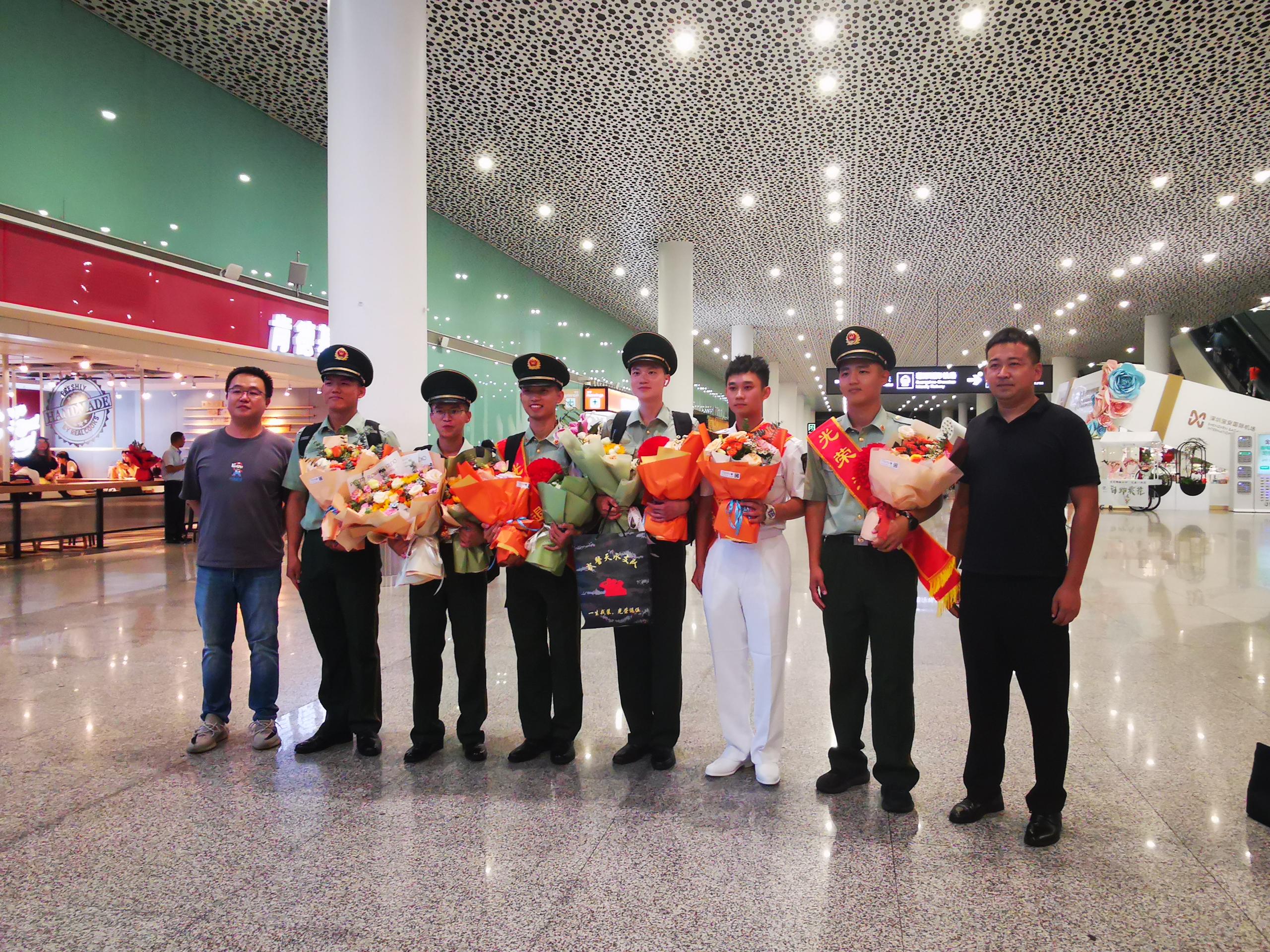 光荣退役 “戎”耀返乡1.jpg