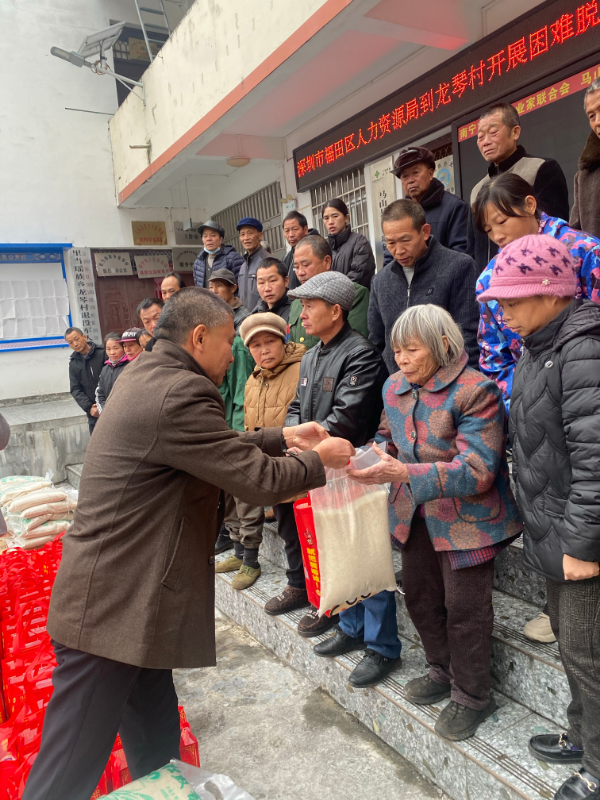 2月7日，海林一级调研员带队在隆安县华侨管理区、马山县里当乡龙琴村分别开展春风行动招聘会和困难人员慰问帮扶活动。（拍摄者：福田区人力资源局）5.jpg