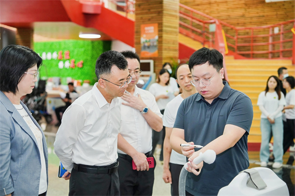 9-2-领导参观科技助残区1.jpg