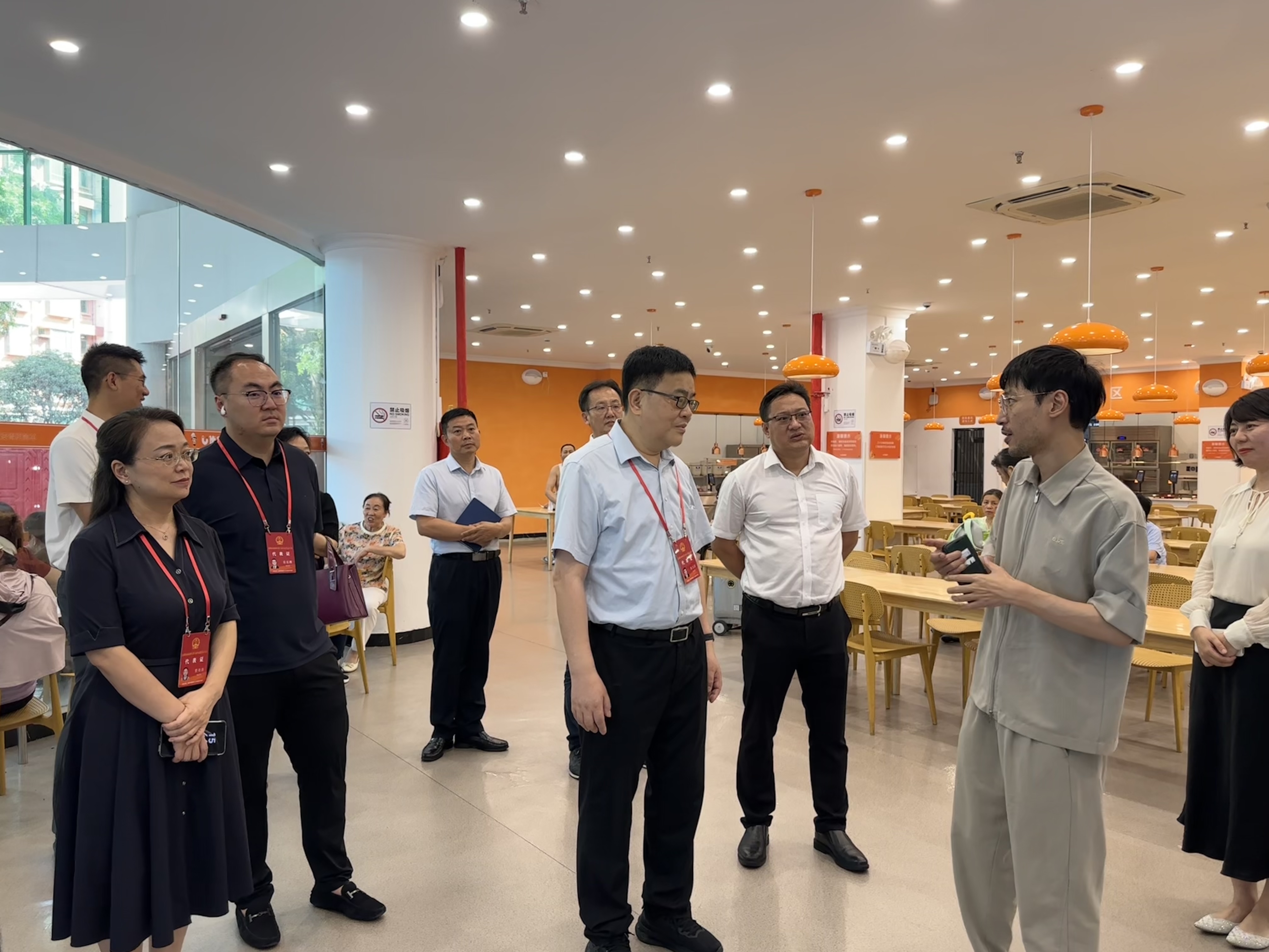 区人大常委会教科文卫侨工委组织开展“促进银发经济高质量发展”调研2.jpg