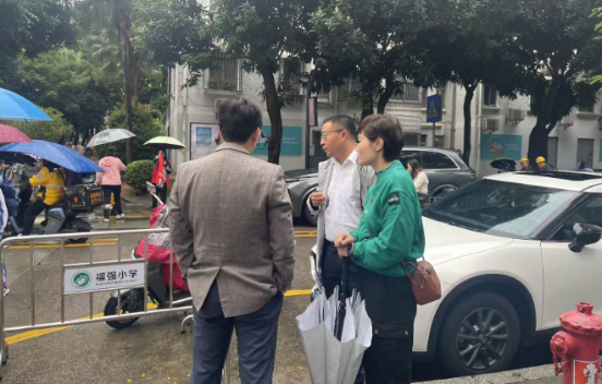 益田百米风雨连廊：搭起群众“安心路”，护...