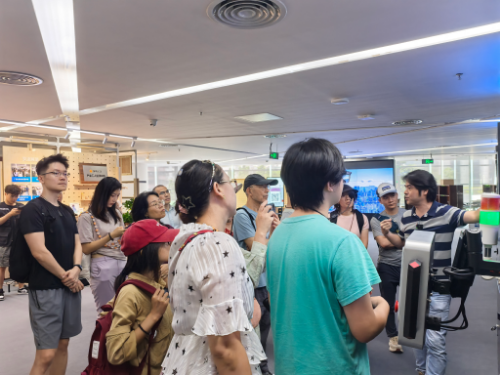 参观福田区图书馆AI智能系统.jpg