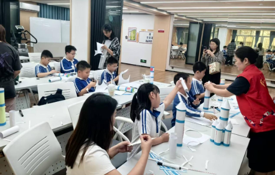 福田南园街道沙埔头社区开展火箭模型DIY...