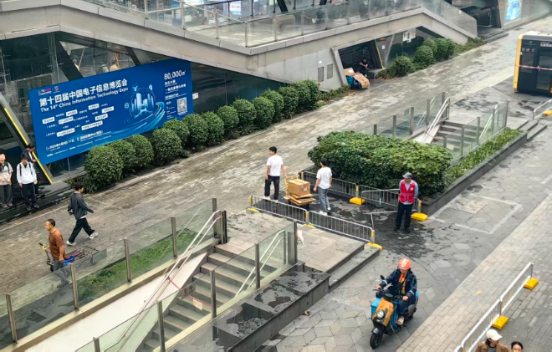 从“人车抢道”到“各行其道”！华强北精细...