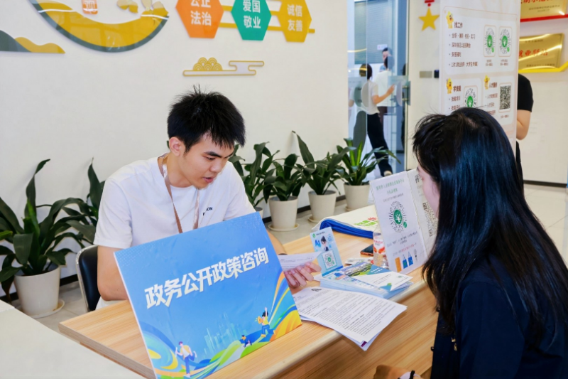 8月13日下午开展2026年福田区“乐业⁺”就业联盟启动仪式暨“百万英才汇南粤·逐梦福田正当时”百日千万招聘专项行动“马上有岗”高校毕业生专场招聘会政务公开政策咨询.jpg